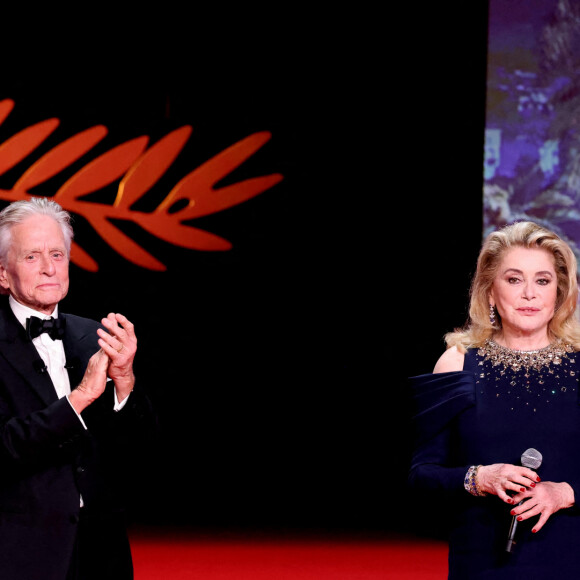 Michael Douglas, Catherine Deneuve - Cérémonie d'ouverture du 76ème Festival International du Film de Cannes, au Palais des Festivals à Cannes. Le 16 mai 2023. © Borde-Jacovides-Moreau / Bestimage  Opening ceremony of the 76th Cannes International Film Festival at the Palais des Festivals in Cannes, France. On may 16th 2023 