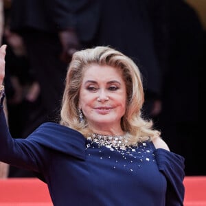 Catherine Deneuve - Montée des marches du film « Jeanne du Barry » pour la cérémonie d’ouverture du 76ème Festival International du Film de Cannes, au Palais des Festivals à Cannes. Le 16 mai 2023 © Jacovides-Moreau / Bestimage  Red carpet of the movie « Jeanne du Barry » for the opening ceremony of the 76th Cannes International Film Festival at the Palais des Festivals in Cannes, France. On may 16th 2023 