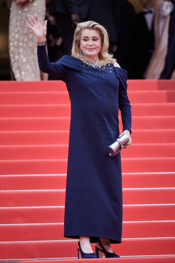 Catherine Deneuve - Montée des marches du film « Jeanne du Barry » pour la cérémonie d’ouverture du 76ème Festival International du Film de Cannes, au Palais des Festivals à Cannes. Le 16 mai 2023 © Jacovides-Moreau / Bestimage  Red carpet of the movie « Jeanne du Barry » for the opening ceremony of the 76th Cannes International Film Festival at the Palais des Festivals in Cannes, France. On may 16th 2023 