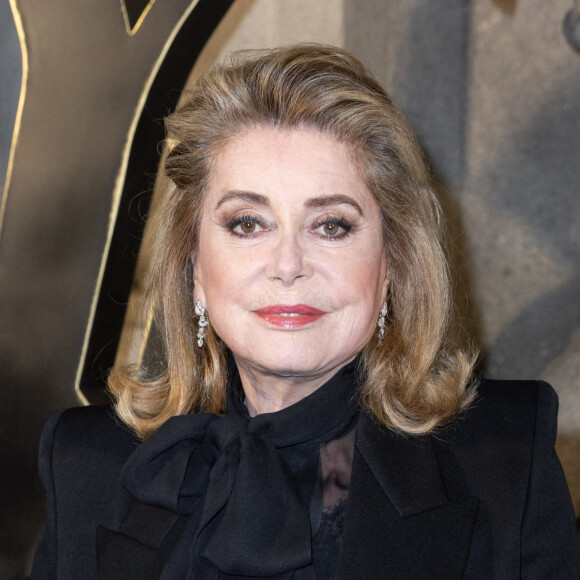 Catherine Deneuve - Photocall du défilé de mode prêt-à-porter automne-hiver 2023/2024 "Saint Laurent" lors de la Fashion Week de Paris. Le 28 février 2023 © Olivier Borde / Bestimage  Photocall of the Womenswear PAP F/W 2023-2024 "Saint-Laurent" during the Paris Fashion Week. On February 28th 2023 