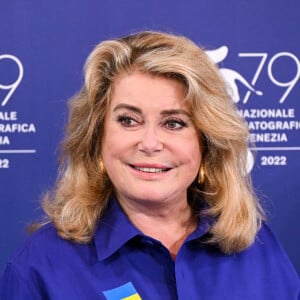 Photocall de Catherine Deneuve (porte un badge aux couleurs de l'Ukraine) qui va recevoir un Lion d'Or d'Honneur lors de la 79ème édition du festival international du film de Venise, la Mostra le 31 août 2022.  Catherine Deneuve attends Golden Lion For Lifetime Achievement Award photocall in Venice, Italy on August 31, 2022 - 