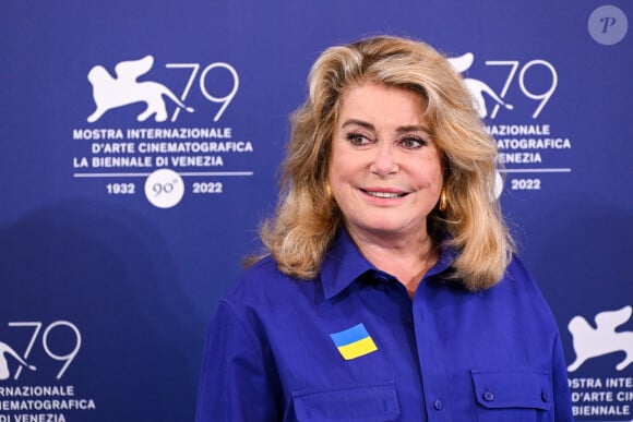 Photocall de Catherine Deneuve (porte un badge aux couleurs de l'Ukraine) qui va recevoir un Lion d'Or d'Honneur lors de la 79ème édition du festival international du film de Venise, la Mostra le 31 août 2022.  Catherine Deneuve attends Golden Lion For Lifetime Achievement Award photocall in Venice, Italy on August 31, 2022 - 