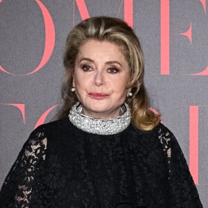 Avant d'incarner Bernadette Chirac au cinéma dans "Bernadette" de Léa Domenach
Catherine Deneuve au photocall de la soirée de gala "Women Stories by Vanity Fair" à l'Eden Roc lors du 76ème Festival International du Film de Cannes.