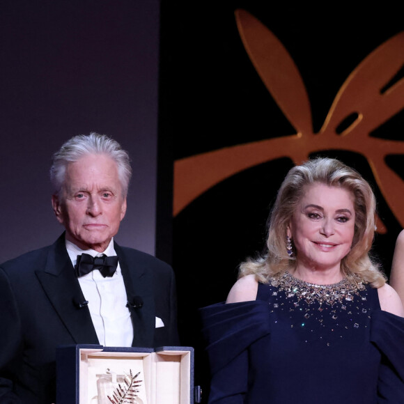 Chiara Mastroianni (maîtresse de cérémonie), Michael Douglas reçoit la palme d'honneur, Catherine Deneuve, Uma Thurman - Cérémonie d'ouverture du 76ème Festival International du Film de Cannes, au Palais des Festivals à Cannes. Le 16 mai 2023. © Borde-Jacovides-Moreau / Bestimage 