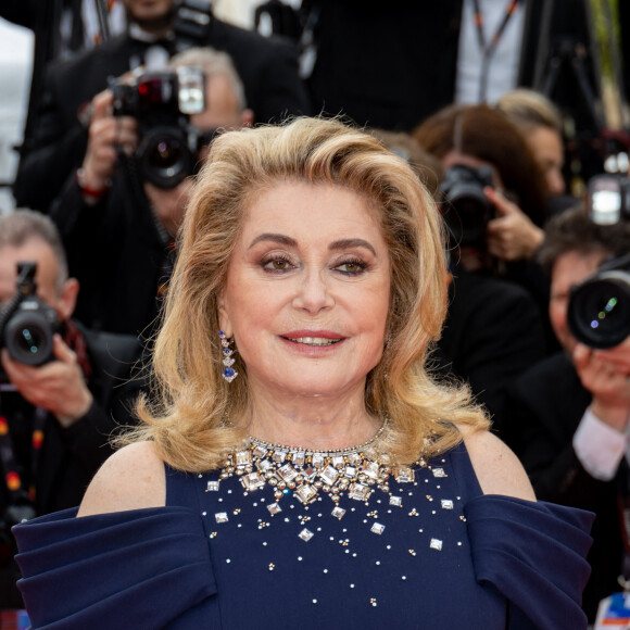 "Bernadette Chirac était une femme blessée d'être maintenue dans l'ombre car elle est intelligente"
Catherine Deneuve - Montée des marches du film " Jeanne du Barry " pour la cérémonie d'ouverture du 76ème Festival International du Film de Cannes, au Palais des Festivals à Cannes. Le 16 mai 2023 © Jacovides-Moreau / Bestimage 