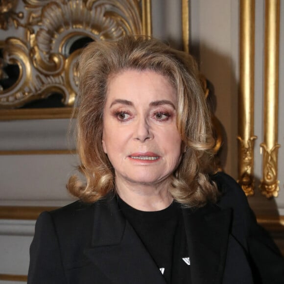 "J'avais d'elle l'image d'une femme très réservée, avec la réputation d'être dure" confie-t-elle à "Paris Match"
Catherine Deneuve - Front Row du défilé Louis Vuitton prêt-à-porter automne-hiver 2023/2024 lors de la Fashion Week de Paris (PFW), à Paris, France, le 6 mars 2023. © Bertrand Rindoff/Bestimage 