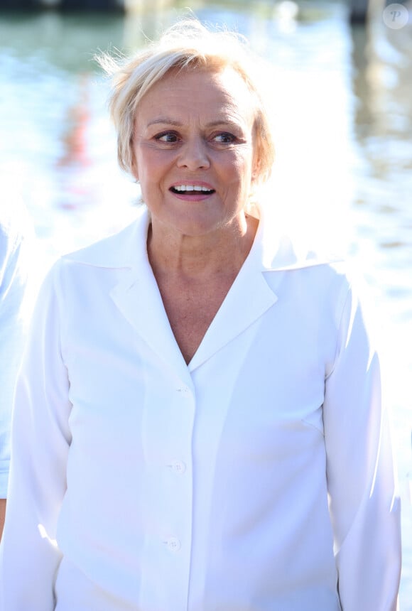 "Muriel Robin a bien fait aussi de mettre les pieds dans le plat", a fait savoir le politique.
Muriel Robin lors du photocall du film "Les yeux grands fermés" lors de la 25ème édition du Festival de la fiction de la Rochelle, France, le 14 septembre 2023. © Denis Guignebourg/BestImage