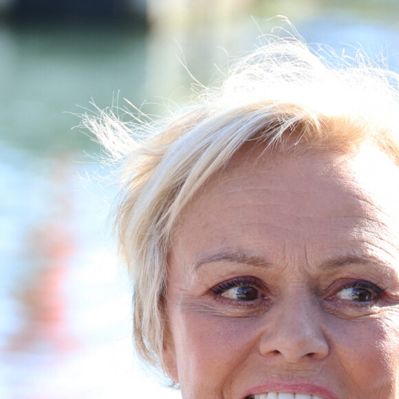 "Muriel Robin a bien fait aussi de mettre les pieds dans le plat", a fait savoir le politique.
Muriel Robin lors du photocall du film "Les yeux grands fermés" lors de la 25ème édition du Festival de la fiction de la Rochelle, France, le 14 septembre 2023. © Denis Guignebourg/BestImage
