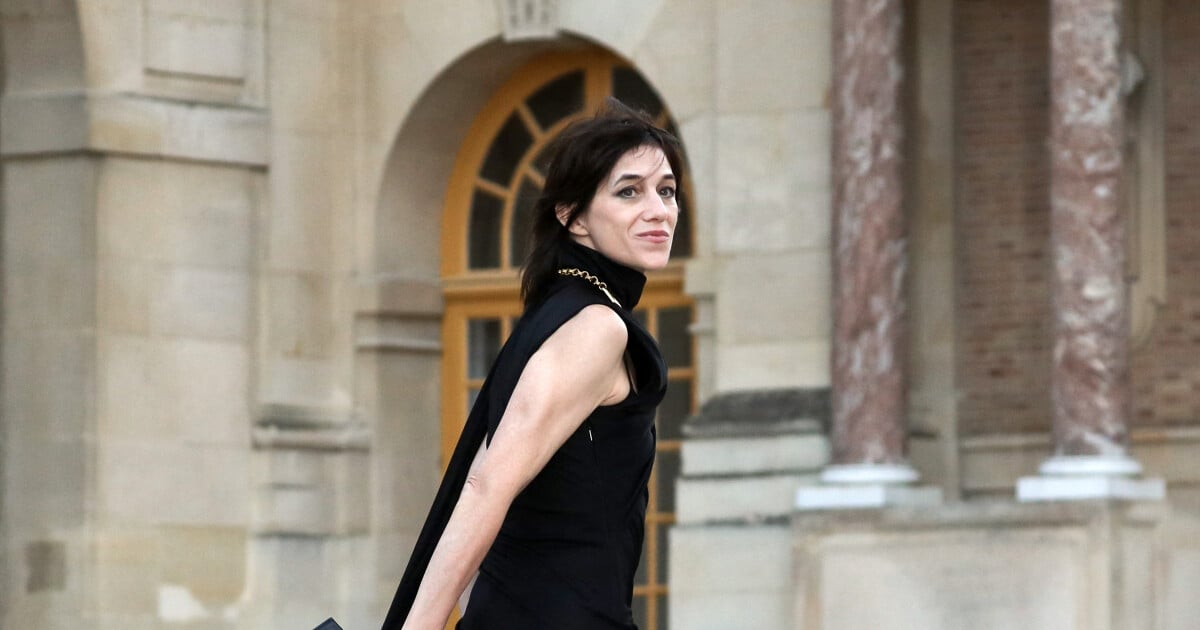 Charlotte Gainsbourg draagt ​​een jurk met split en kijkt weg van Yvan Attal: ze doet alles wat ze kan voor een heel belangrijke man