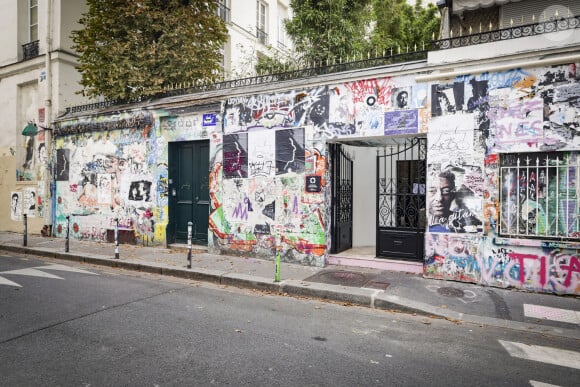 Auprès du journal "20 Minutes", les premiers visiteurs racontent.
Ouverture au public de la maison de Serge Gainsbourg, rue de Verneuil à Paris, le 16 septembre 2023. © Jack Tribeca/Bestimage