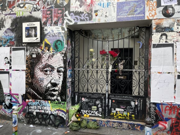 Son hôtel particuliers est devenu un véritable musée.
Hommage devant la maison de Serge Gainsbourg pour le 30e anniversaire de sa mort, rue de Verneuil à Paris, France, le 2 Mars 2021. © Christophe Clovis/Bestimage