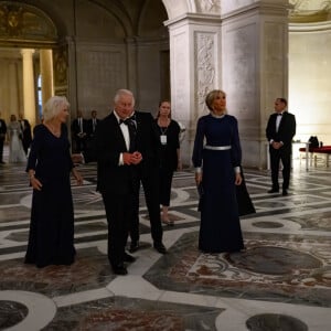 Camilla Parker Bowles, reine consort d'Angleterre, Le roi Charles III d'Angleterre, Le président Emmanuel Macron, Brigitte Macron - Le président Emmanuel Macron et sa femme visitent la chapelle du château de Versailles avec le roi et la reine d'Angleterre avant le dîner d'état dans la galerie des Glaces le 20 septembre 2023. © Eric Tschaen / Pool / Bestimage 