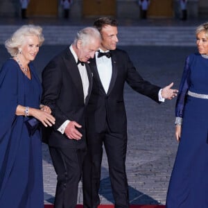 Assortie à la tenue que portait la première dame Brigitte Macron
Camilla Parker Bowles, reine consort d'Angleterre, Le roi Charles III d'Angleterre, Le président Emmanuel Macron et sa femme Brigitte Macron - Dîner d'Etat au château de Versailles en l'honneur de la visite officielle du roi Charles III d'Angleterre et de la reine consort Camilla Parker Bowles de 3 jours en France. Le 20 septembre 2023 © Moreau-Jacovides / Bestimage 