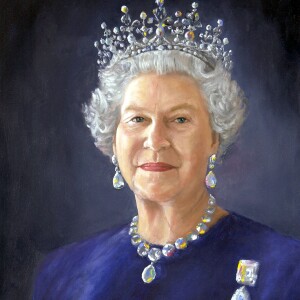Elle était aussi vêtue d'une robe bleue et du collier porté par Camilla
Portrait de la reine Elizabeth II par Chinwe Chukwuogo pour son jubilé d'or en 2002