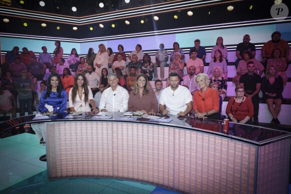 Exclusif - Marion Marimoutou, Delphine Wespiser, Jacques Cardoze, Valérie Benaim, Raymond Aabou, Sophie Davant - Sur le plateau de l'émission TPMP (Touche Pas à Mon Poste) présentée en direct par C.Hanouna et diffusée sur C8 - Paris le 07/09/2023 - © Jack Tribeca / Bestimage