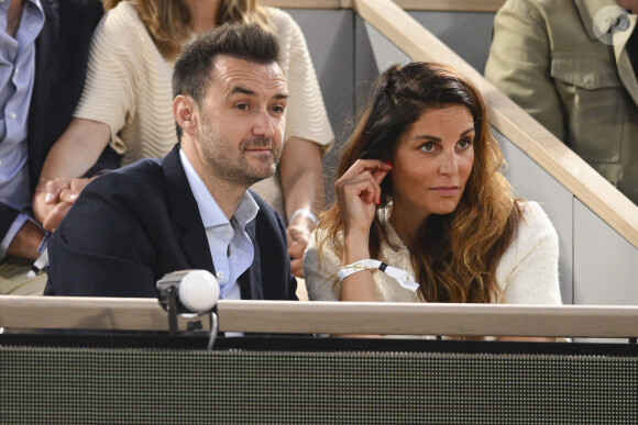 Cyril Lignac et sa compagne Déborah - Les célébrités dans les tribunes lors des Internationaux de France de Tennis de Roland Garros 2023 le 7 juin 2023.