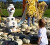 Ce lundi 25 septembre sur Instagram, la nièce de Laura Smet a immortalisé son bambin de dos... Visiblement très intrigié par une statue d'Olaf, personnage phare de la Reine des Neiges.