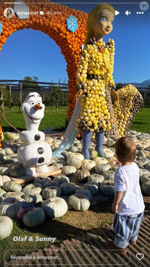 Ce lundi 25 septembre sur Instagram, la nièce de Laura Smet a immortalisé son bambin de dos... Visiblement très intrigié par une statue d'Olaf, personnage phare de la Reine des Neiges.