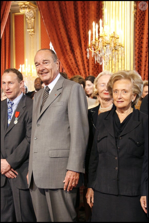 Après un AVC en 2005, en 2011, on apprenait que Jacques Chirac souffrait de troubles de la mémoire et de l'élocution, mais également d'anosognosie.
Jacques Chirac, Jean-Pierre Papin, Bernadette Chirac - Archives