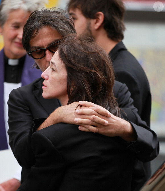Yvan Attal et Charlotte Gainsbourg - Sorties des obsèques de Jane Birkin en l'église Saint-Roch à Paris. Le 24 juillet 2023 © Jonathan Rebboah / Panoramic / Bestimage 