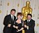 Joel Harlow, Mindy Hall et Barney Burman (laurÃ©ats pour le maquillage de Star Trek)dans la ''press room'' des Oscars le 7 mars 2010