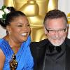 Mo'Nique, lauréate du prix de la meilleure actrice dans un second rôle, au côté de Robin Williams, dans la ''press room'' des Oscars le 7 mars 2010