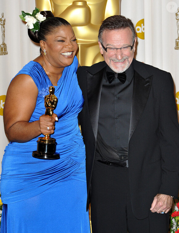 Mo'Nique, lauréate du prix de la meilleure actrice dans un second rôle, au côté de Robin Williams, dans la ''press room'' des Oscars le 7 mars 2010