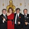 Robert Stromberg, Rick Carter et Kim Sinclair, lauréats pour les meilleurs décors d'Avatar, avec Sigourney Weaver dans la ''press room'' des Oscars le 7 mars 2010