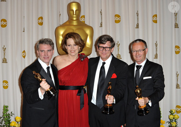 Robert Stromberg, Rick Carter et Kim Sinclair, lauréats pour les meilleurs décors d'Avatar, avec Sigourney Weaver dans la ''press room'' des Oscars le 7 mars 2010