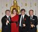 Robert Stromberg, Rick Carter et Kim Sinclair, laurÃ©ats pour les meilleurs dÃ©cors d'Avatar, avec Sigourney Weaver dans la ''press room'' des Oscars le 7 mars 2010