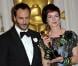 Tom Ford et la laurÃ©ate pour les meilleurs costumes de Victoria, les jeunes annÃ©es d'une Reine, Sandy Powell,  dans la ''press room'' des Oscars le 7 mars 2010