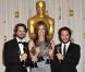 Mark Boal (scÃ©nariste), Kathryn Bigelow (rÃ©alisatrice) et Greg Shapiro (producteur), laurÃ©ats pour DÃ©mineurs, dans la ''press room'' des Oscars le 7 mars 2010