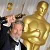 Jeff Bridges brandit son Oscar pour Crazy Heart, dans la ''press room'' des Oscars le 7 mars 2010