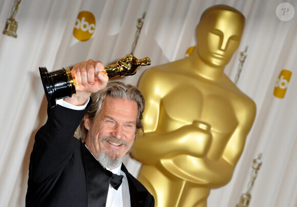 Jeff Bridges brandit son Oscar pour Crazy Heart, dans la ''press room'' des Oscars le 7 mars 2010