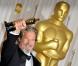 Jeff Bridges brandit son Oscar pour Crazy Heart, dans la ''press room'' des Oscars le 7 mars 2010