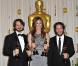 Mark Boal (scÃ©nariste), Kathryn Bigelow (rÃ©alisatrice) et Greg Shapiro (producteur), laurÃ©ats pour DÃ©mineurs, dans la ''press room'' des Oscars le 7 mars 2010