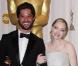 Ryan Bingham, laurÃ©at pour la meilleure chanson "The Weary Kind" de Crazy Heart, avec Amanda Seyfried, dans la ''press room'' des Oscars le 7 mars 2010