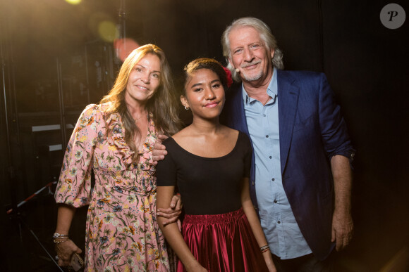 Exclusif - Patrick Sebastien, Nathalie Boutot la femme de Patrick Sébastien, Lily Sebastien (fille adoptive de Patrick Sebastien) - Backstage de l'enregistrement de l'émission "La Chanson secrète 6" à la Scène musicale à Paris, qui sera diffusée le 12 décembre sur TF1. Le 8 septembre 2020 Après le succès des précédentes éditions, " LA CHANSON SECRETE ", présentée par N.ALIAGAS et produite par DMLS TV, revient sur TF1. 8 artistes ne savent rien de ce qui va se passer pour eux ! Ils ont accepté de jouer le jeu, de se laisser totalement surprendre, émouvoir, parfois même déstabiliser car ils vont découvrir en même temps que les téléspectateurs une surprise : une chanson qui leur est chère revisitée et réinterprétée par un artiste. Des mises en scène spectaculaires au service de l'émotion... Et des émotions fortes pour l'artiste assis dans le fauteuil grâce à la venue sur le plateau de proches et d'invités inattendus. Les téléspectateurs seront aux premières loges pour vivre ces moments d'intimité musicale rare. © Gaffiot-Moreau / Bestimage 