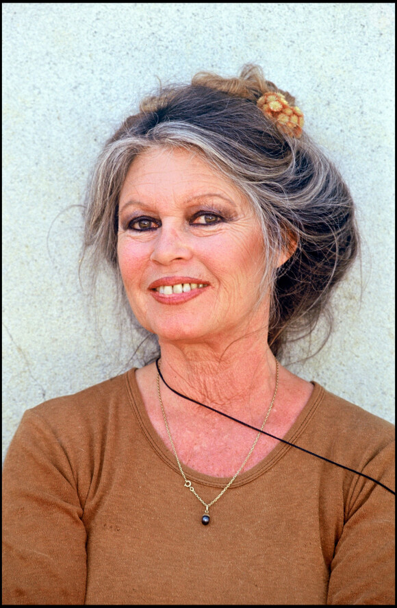 Brigitte Bardot visite un local de la SPA.