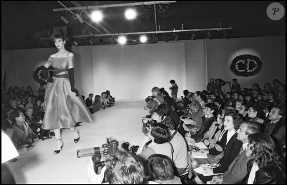 Archives - Défilé de mode Christian Dior 1984, Fanny Ardant et Francois Truffaut dans le public.