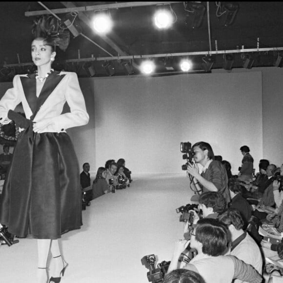 Archives - Défilé de mode Christian Dior 1984, Fanny Ardant et Francois Truffaut dans le public.