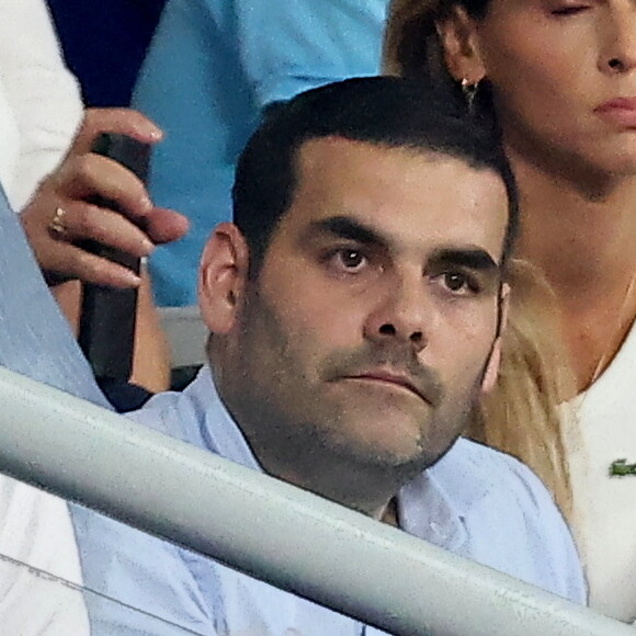 Le journaliste spécialisé dans le rugby est revenu après une amputation suite à un cancer au niveau du genou droit
 
Matthieu Lartot - People dans les tribunes lord du match d'ouverture de la Coupe du Monde de Rugby France 2023 avant le match de la Poule A entre la France et la Nouvelle-Zélande au Stade de France à Saint-Denis le 8 septembre 2023. © Dominique Jacovides/Bestimage