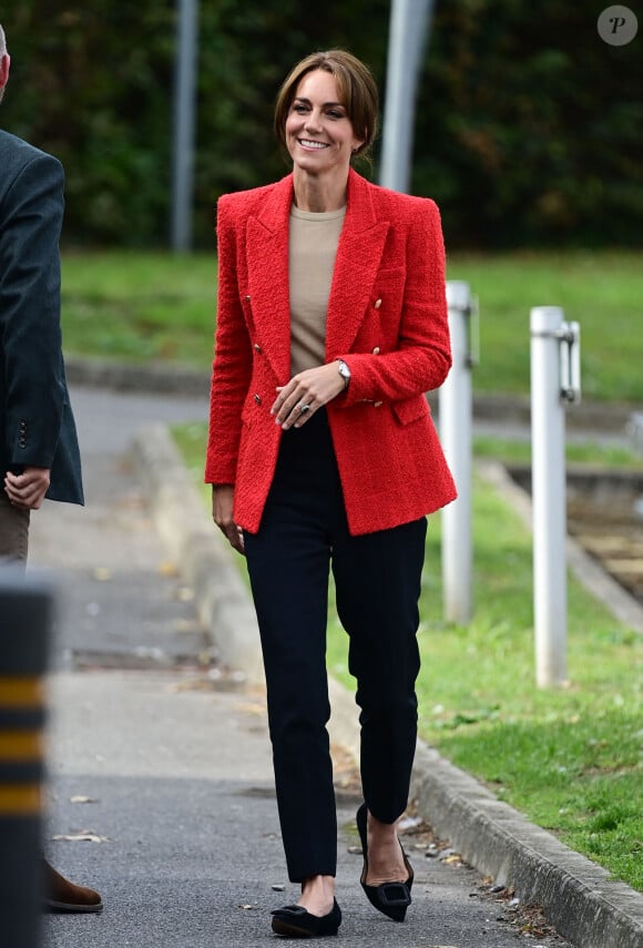 Pour visiter un centre spécialisé dans l'éducation et le bien-être des enfants,
Catherine (Kate) Middleton, princesse de Galles se rend au centre éducatif Orchards de Milton Regis à Sittingbourne le 27 septembre 2023. 