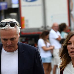 Mathilde Seigner et son compagnon Mathieu Petit - Mariage de Claude Lelouch à la mairie du 18ème à Paris. Le 17 juin 2023