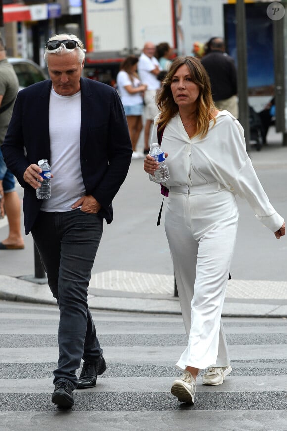 Mathilde Seigner et son compagnon Mathieu Petit - Mariage de Claude Lelouch à la mairie du 18ème à Paris. Le 17 juin 2023