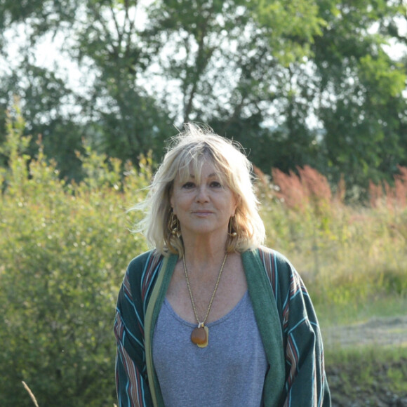 Rétro - Décès de Mylène Demongeot - Info - Mylène Demongeot sort un livre intitulé "La vie, c'est génial !" le 11 avril prochain - Exclusif - Apres la vente de sa propriete de Porquerolles, Mylene Demongeot s'est achetee une ferme en Mayenne. Une nouvelle vie pour l'actrice, qui, a 78 ans, ne manque pas de projets. Un telefilm, "Les mauvaises tetes", sera diffuse sur France 2 a la rentree. Elle a participe a l'ecriture d'un scenario sur "L'amour a plus de 70 ans". Aujourd'hui, dans son nouvel environnement, Mylene se consacre a ses animaux. Ses chats, ses poules, et ses chevaux recoivent tout l'amour d'une femme pleinement heureuse....