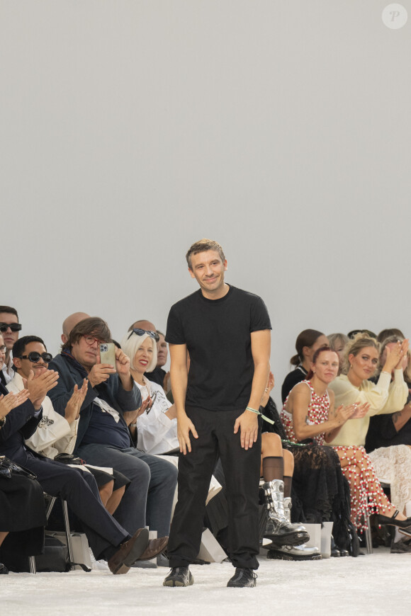 Fashion designer Julien Dossena au défilé Paco Rabanne prêt à porter femme Printemps/Été 2024 lors de la Fashion Week de Paris (PFW), au Palais de Tokyo, à Paris, France, le 28 septembre 2023. 