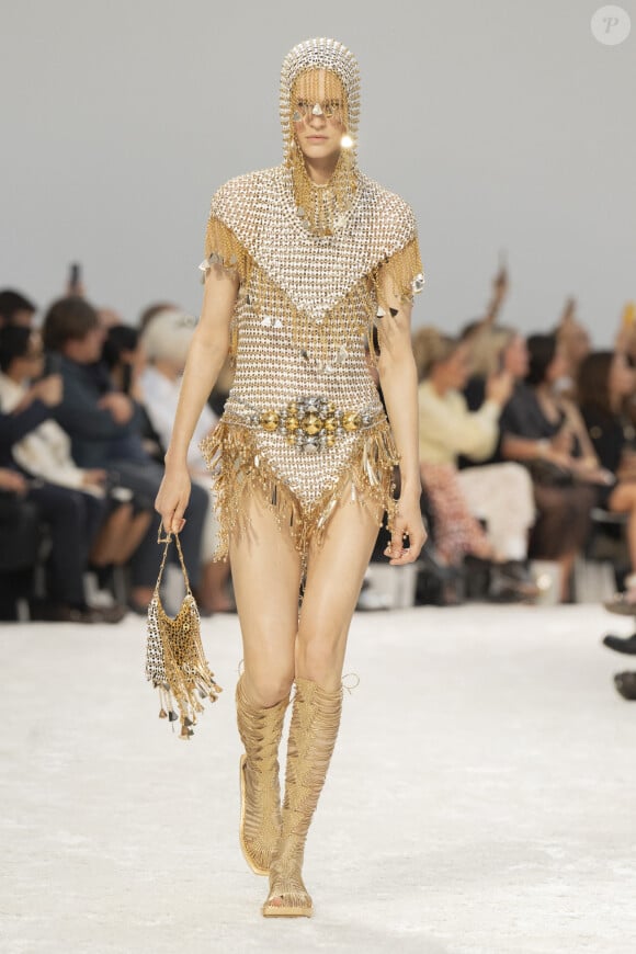 Un Mannequin au défilé Paco Rabanne prêt à porter femme Printemps/Été 2024 lors de la Fashion Week de Paris (PFW), au Palais de Tokyo, à Paris, France, le 28 septembre 2023. 