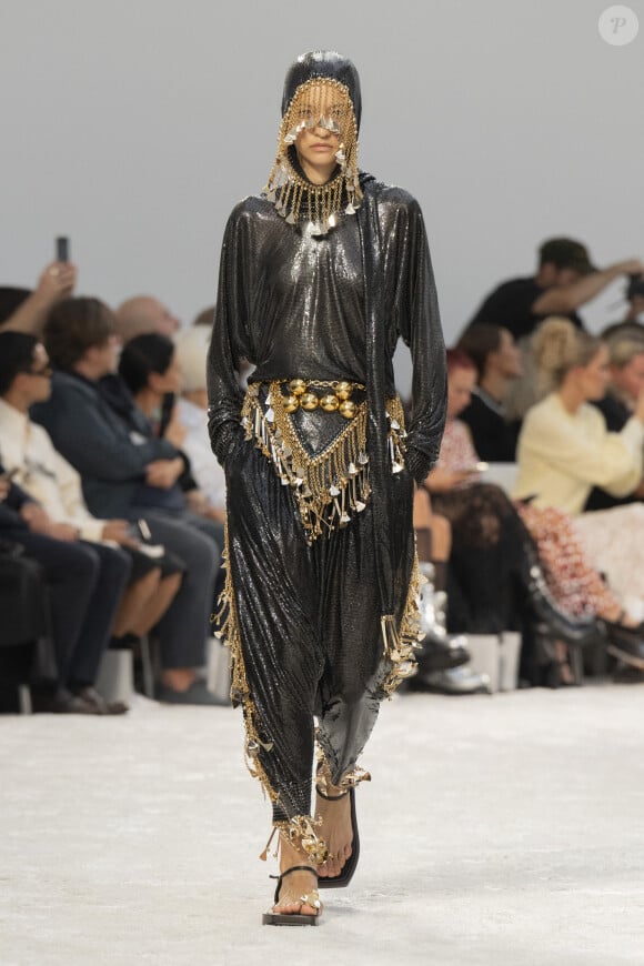 Un Mannequin au défilé Paco Rabanne prêt à porter femme Printemps/Été 2024 lors de la Fashion Week de Paris (PFW), au Palais de Tokyo, à Paris, France, le 28 septembre 2023. 
