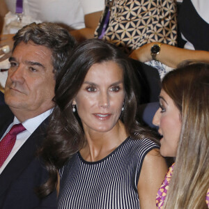 Et ses cheveux ont retrouvé leurs boucles et leur couleur châtain.
La reine Letizia d'Espagne assiste à l'ouverture du 2ème "Congrès international sur la traite des êtres humains, stratégies pour éliminer l'exploitation sexuelle" à Malaga, le 28 septembre 2023. 